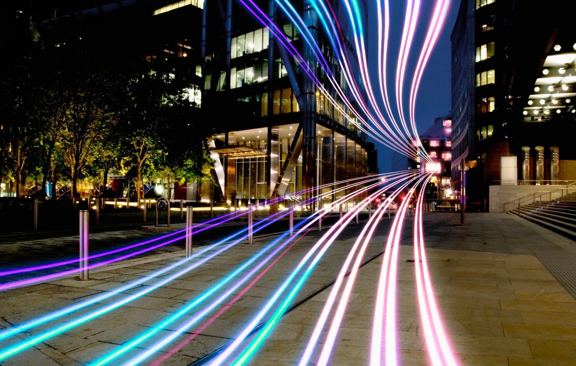 Connection with dynamic fibre optic light trail