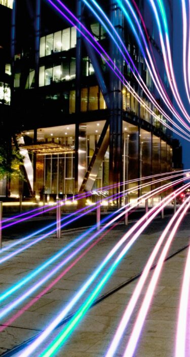 Connection with dynamic fibre optic light trail