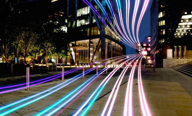 Connection with dynamic fibre optic light trail