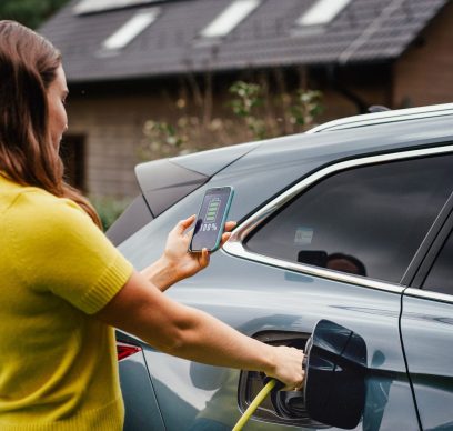 BNP Paribas CIB - Illustration of a woman charging her electric car