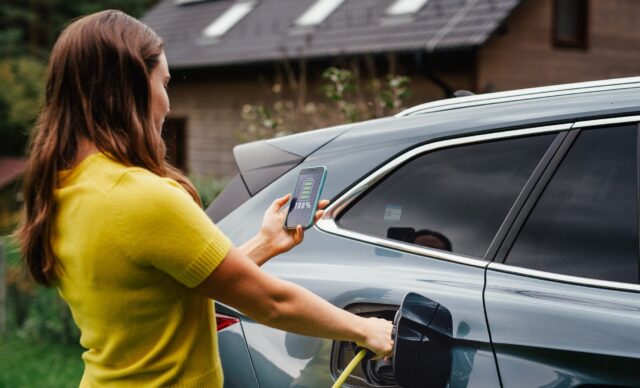 BNP Paribas CIB - Illustration of a woman charging her electric car